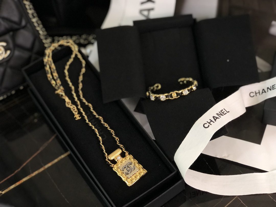 CHANEL NECKLACE