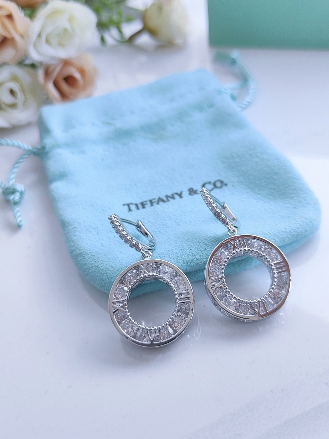 p90 Seiko version of the new V gold material Tiffany elegant monogram ring earrings