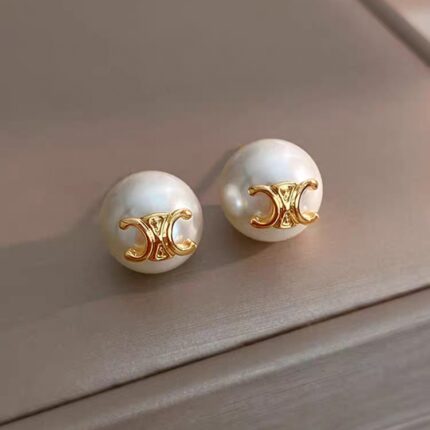 45Celine Celine Arc de Triomhe mini letter earl small earrings. Stars have the same style Celine has become a brand of its own