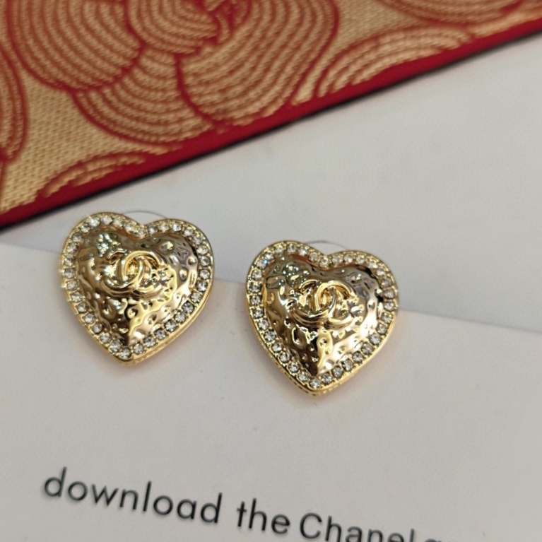 p45Chanel I really like this design. Zhang Junning’s same earrings. Chanel’s love crystal diamond letters.