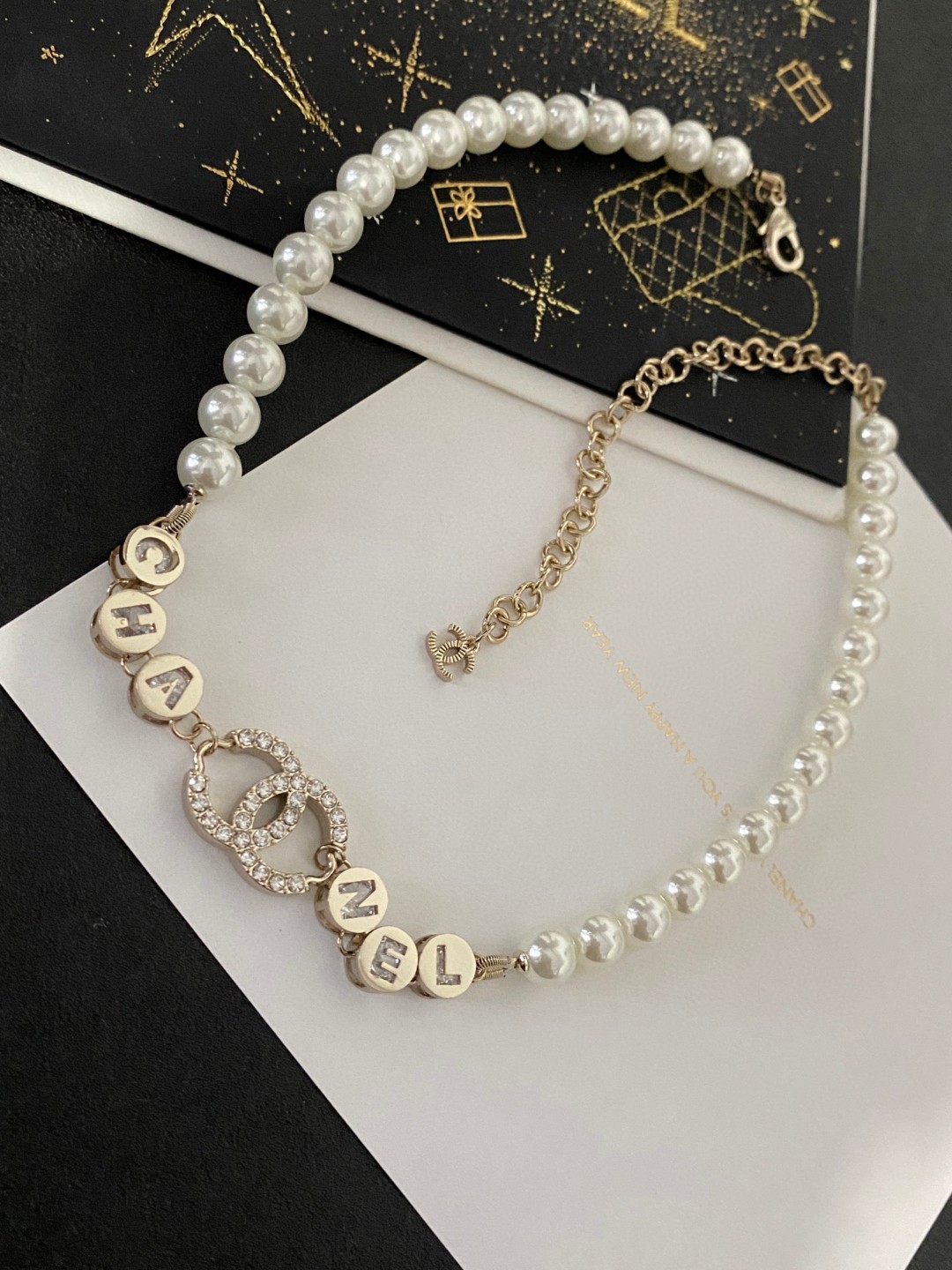 p75ZP pattern making Xiaoxiang CHANEL Swarovski crystal diamond pearl letter necklace elegant and generous precision work