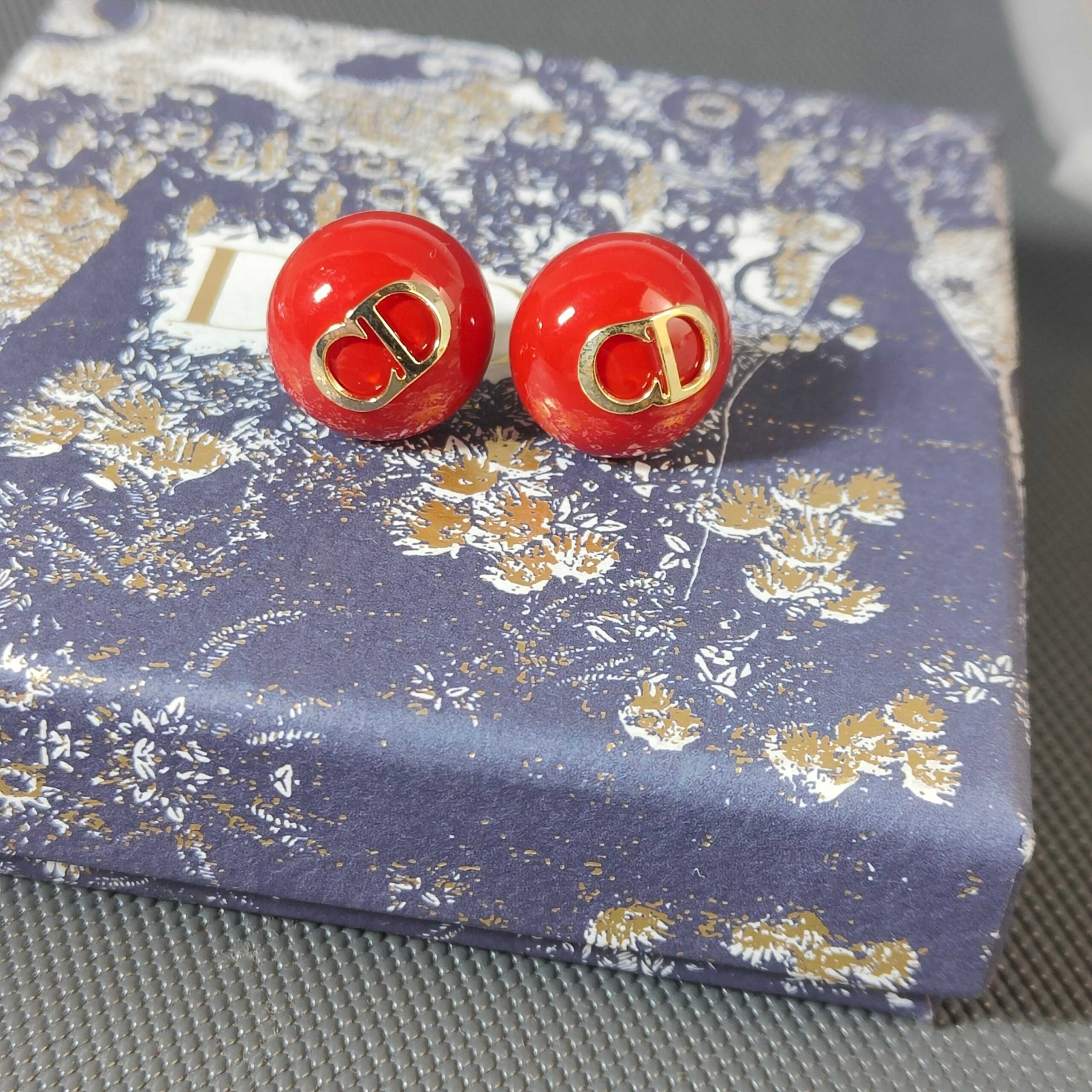 p50Dior red onyx letter earrings. Stars’ same CD letter combination has become a popular element of its own.