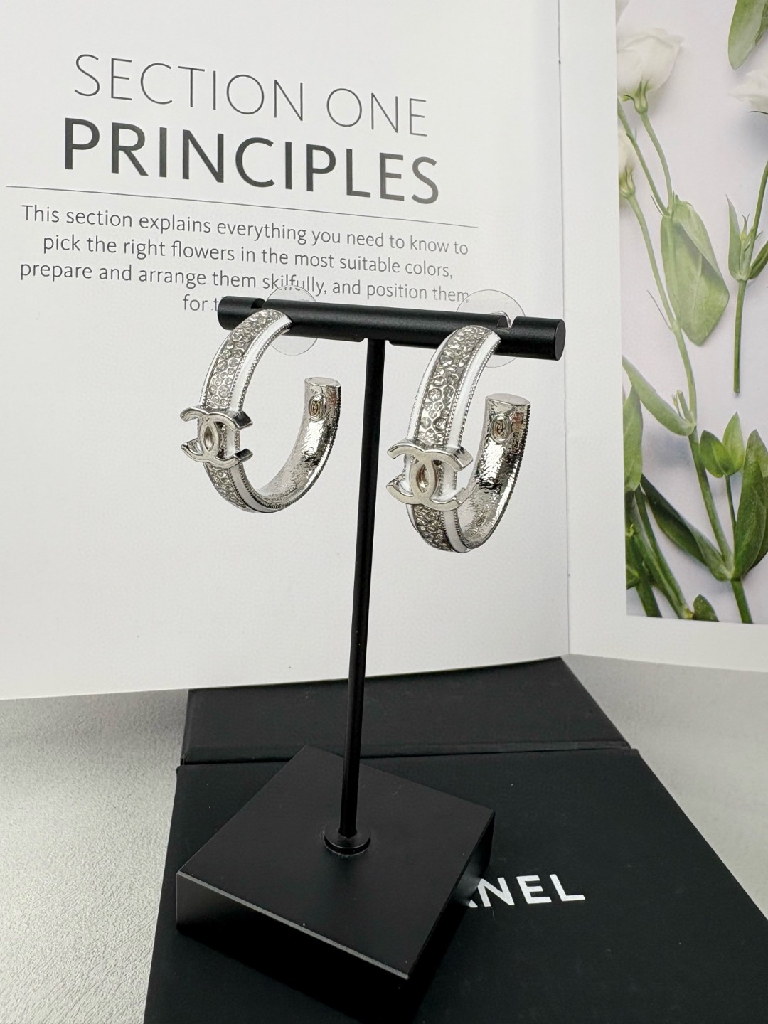 p60 Chanel's best-selling earrings are now available in the new ZP, and the counters are synchronized with CHAN, which is full of diamonds