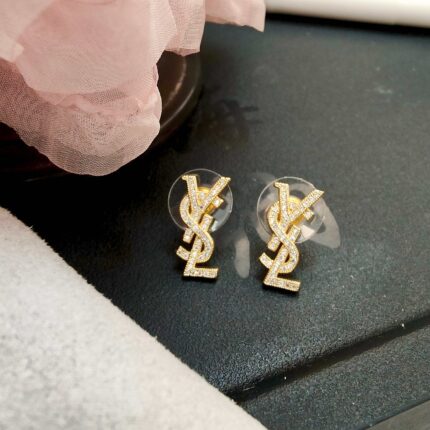 45 Saint Laurent YSL igeon egg letter earrings. Beauty can never comete with classics. The golden age is the most classic.
