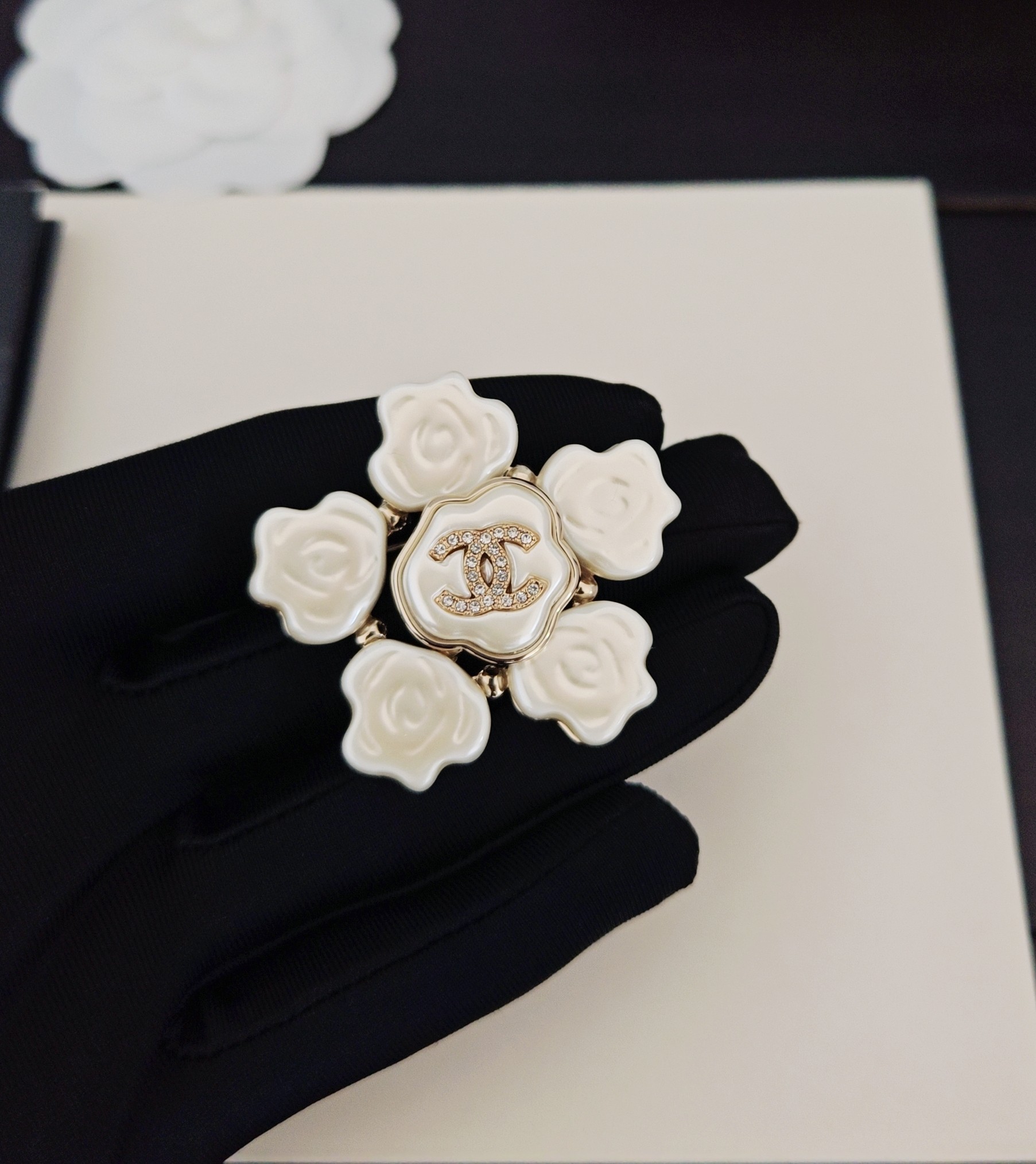 p60 [chnel latest special-shaped pearl large petal brooch] consistent ZP brass material