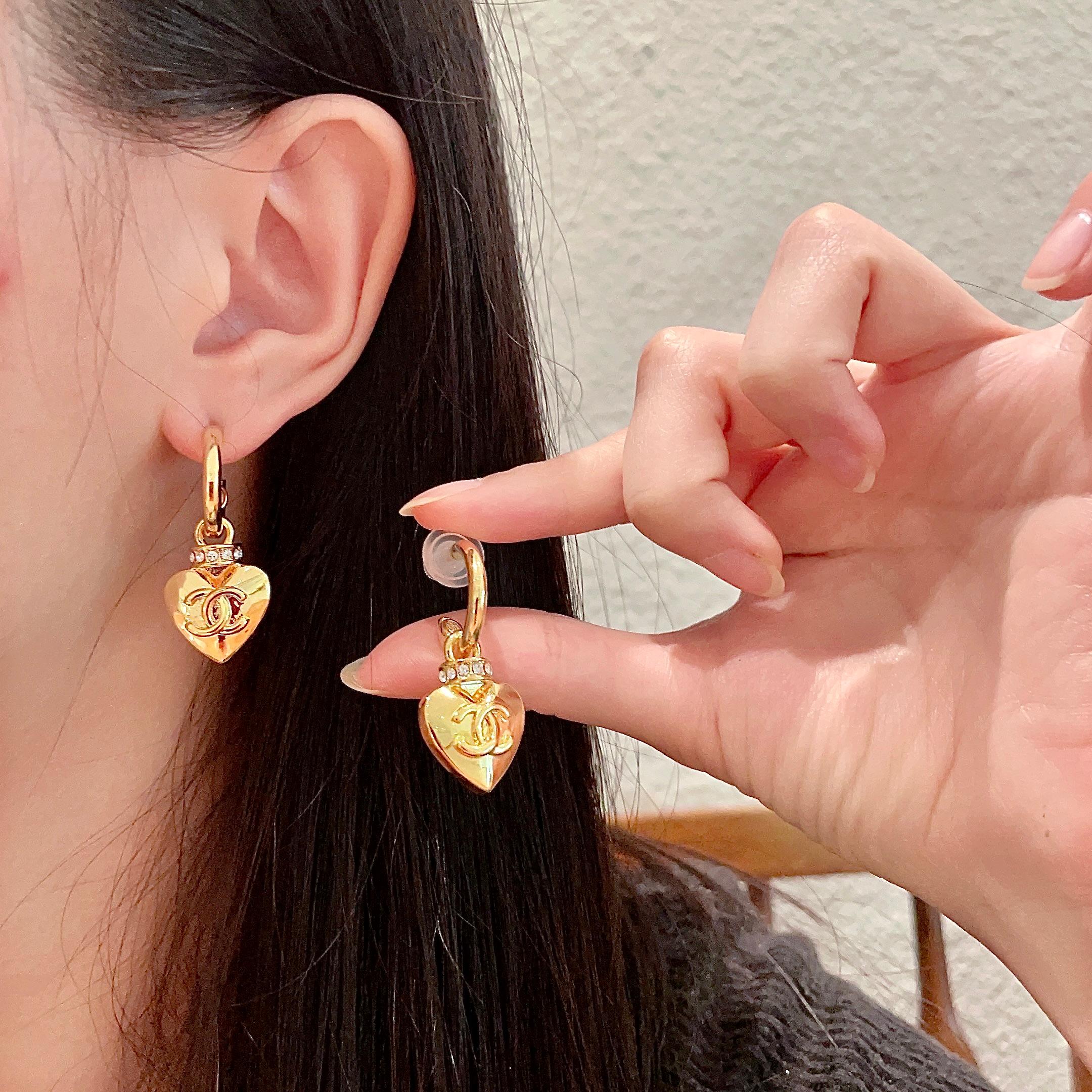 p65 Chanel Chanel second-hand earrings. Xiaoxiangjia’s styles really don’t need to be introduced in detail.