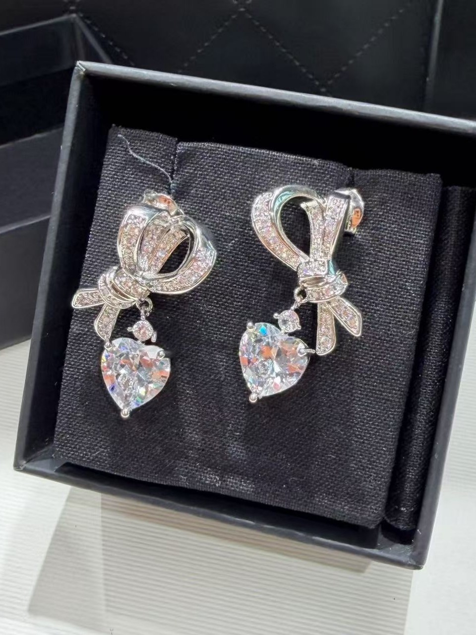p85 Seiko high version imported 5A high carbon diamond Graf full diamond bow love earrings are all available in stock.