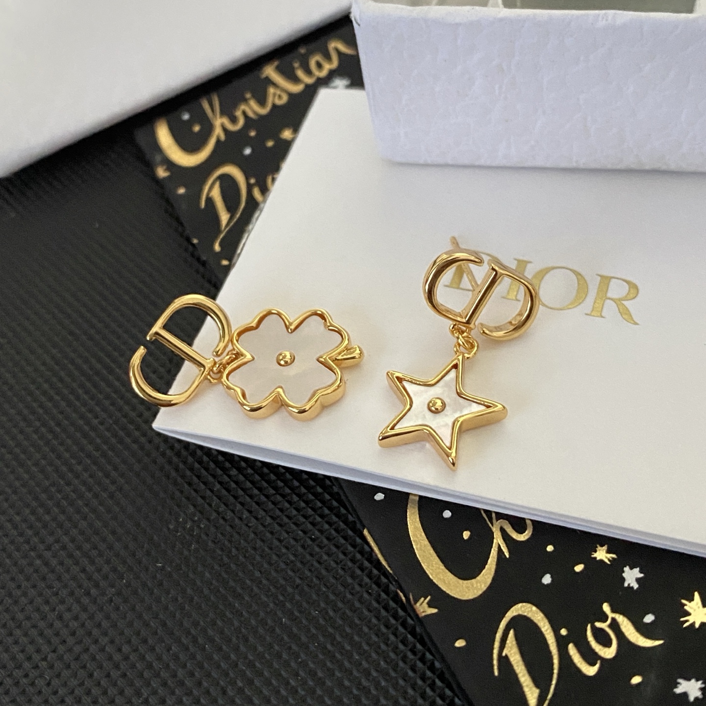 p55 [Dior new CD hanging four-leaf clover white mother-of-pearl star earrings] Cruise new series