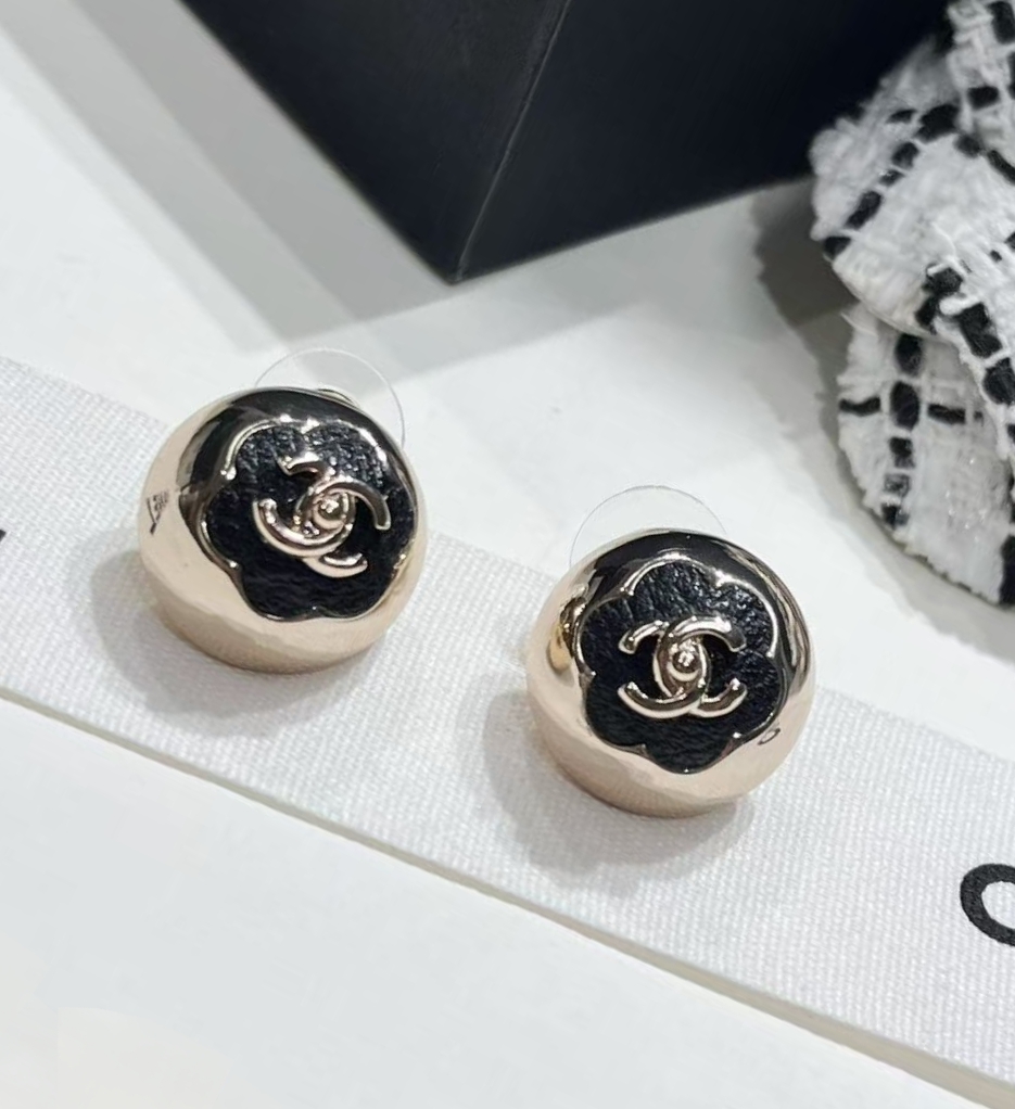 p45【CHANE essence carved genuine leather black tea flower ball letter earrings】Z 8000, A