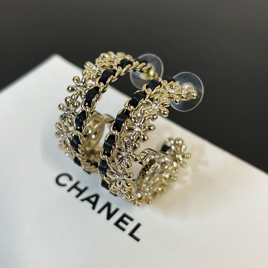 p60 new style️️CHANEL Chanel genuine leather hoop camellia letter earrings best-selling style explodes new CH