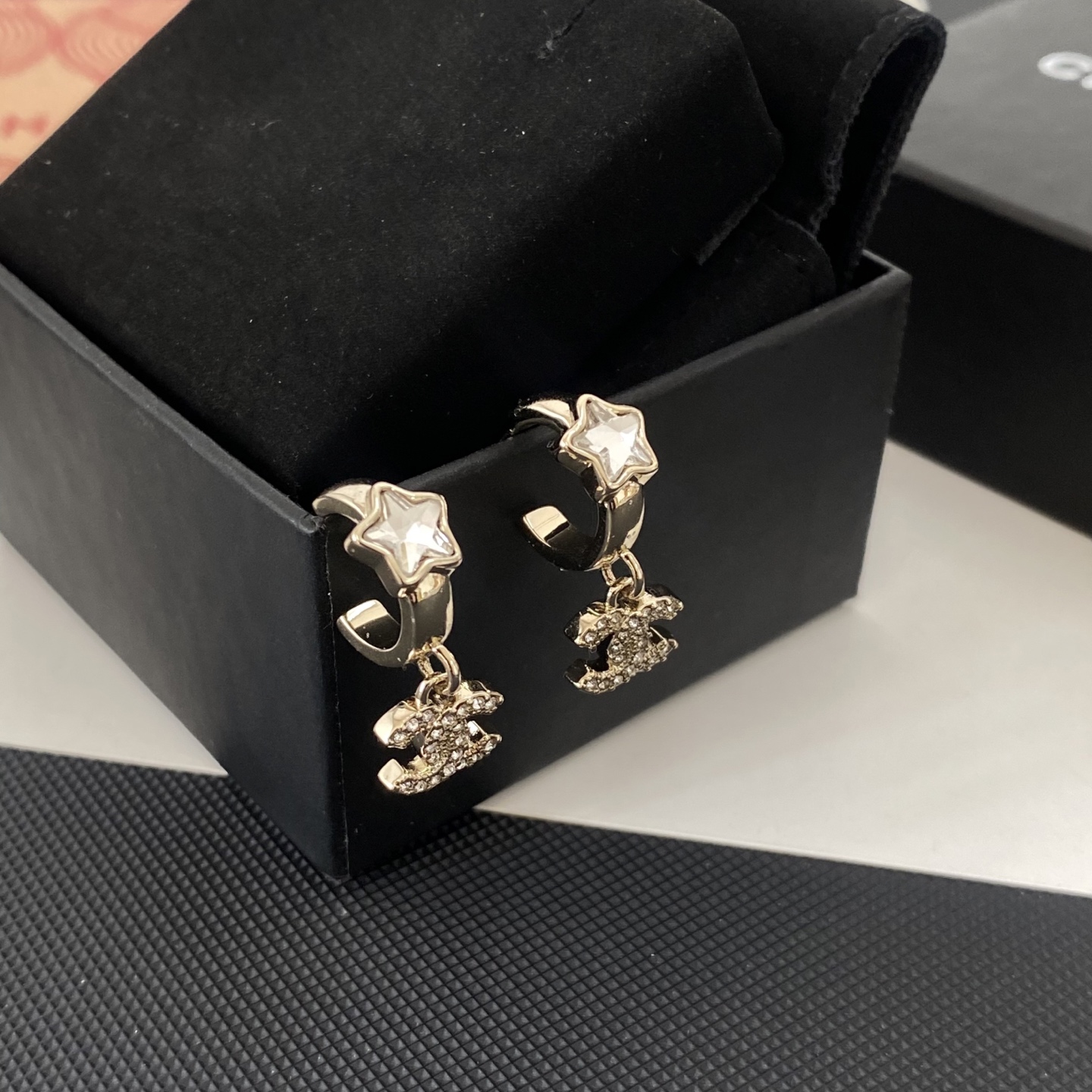 p50 [Fragrant double c five-pointed star diamond letter earrings] B’s latest style in autumn and winter, the latest style is the first to be discovered on the Internet