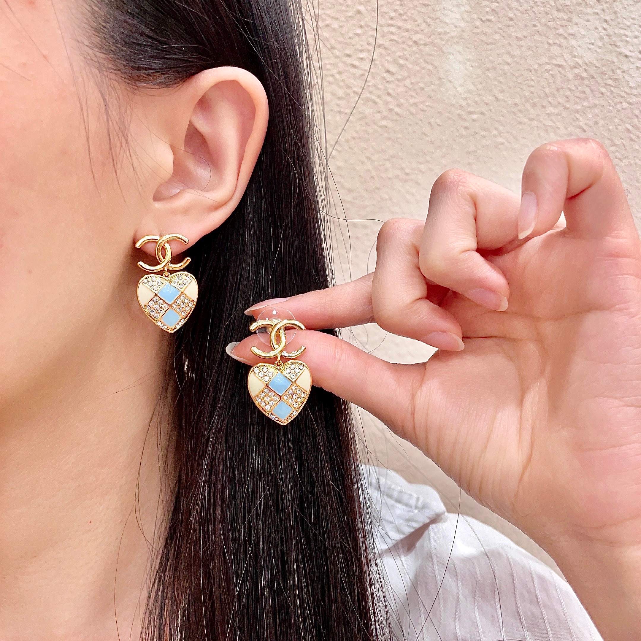 65 Chanel Chanel Middle Ages Letter Earrings Xiaoxiangjia’s style really needs no introduction.