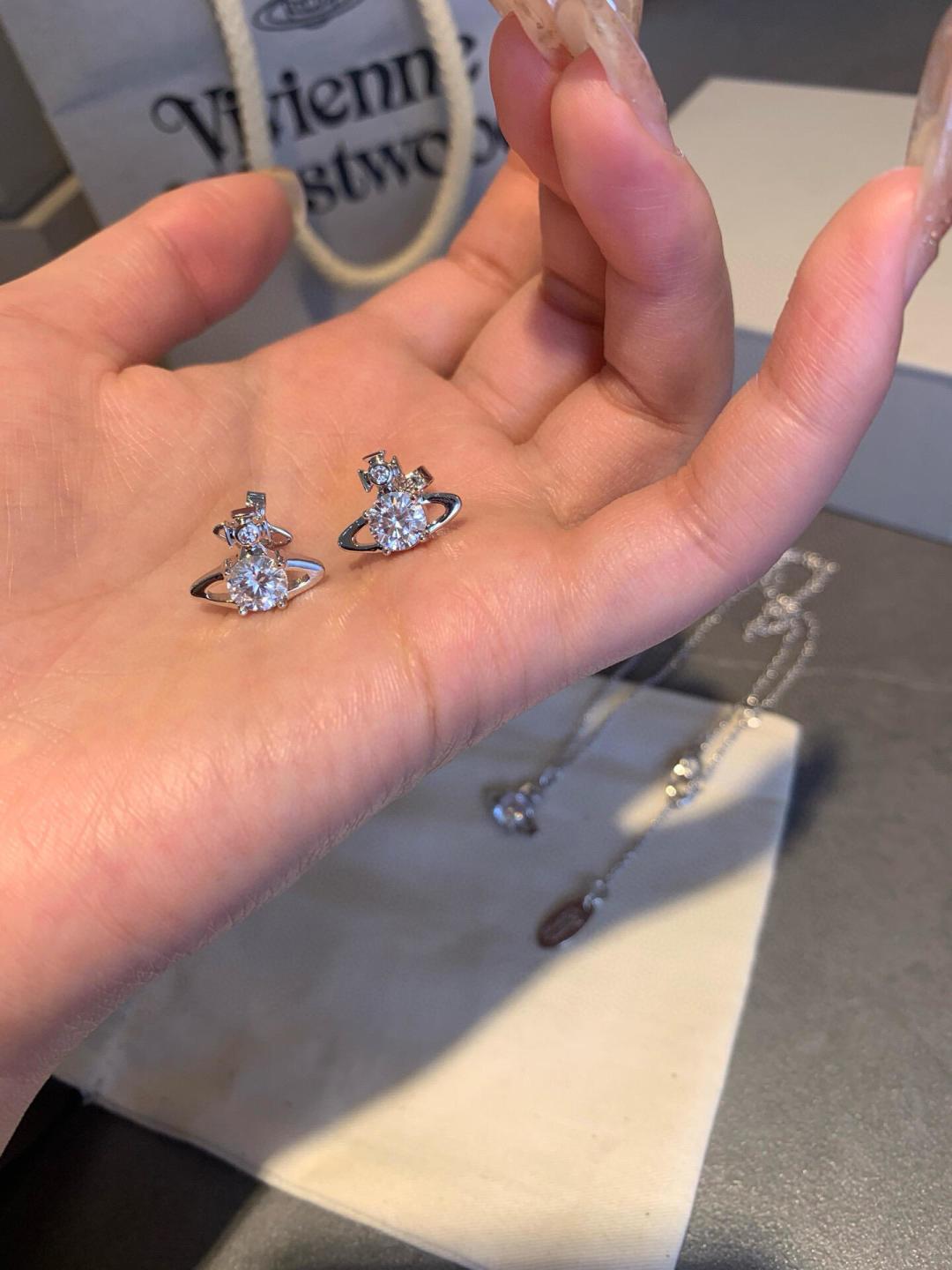 p80 earrings vivienne westwood Queen Mother Vivienne British fashion design