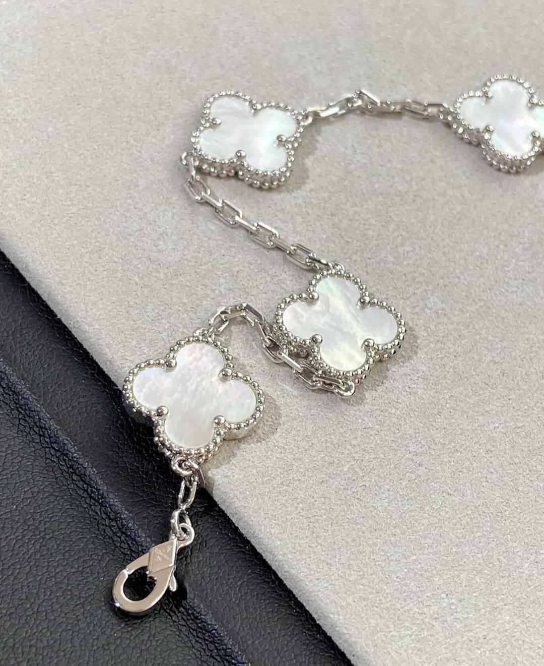 p V gold material VCA Van Cleef & Arpels five-flowered white mother-of-pearl bracelet