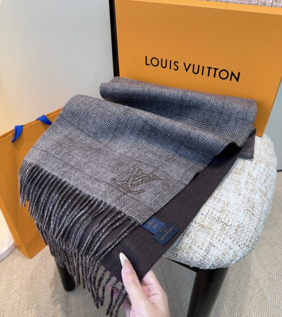 Scarf🧣Top cashmere version🧣Lv scarf️ looks crazy good, so stylish and charming