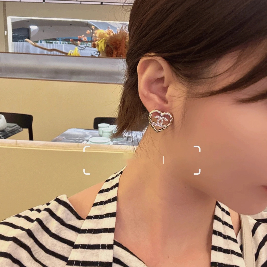 p45Zp Pattern Xiaoxiang CHANEL Earrings Elegant and Seiko Design Engraving Non