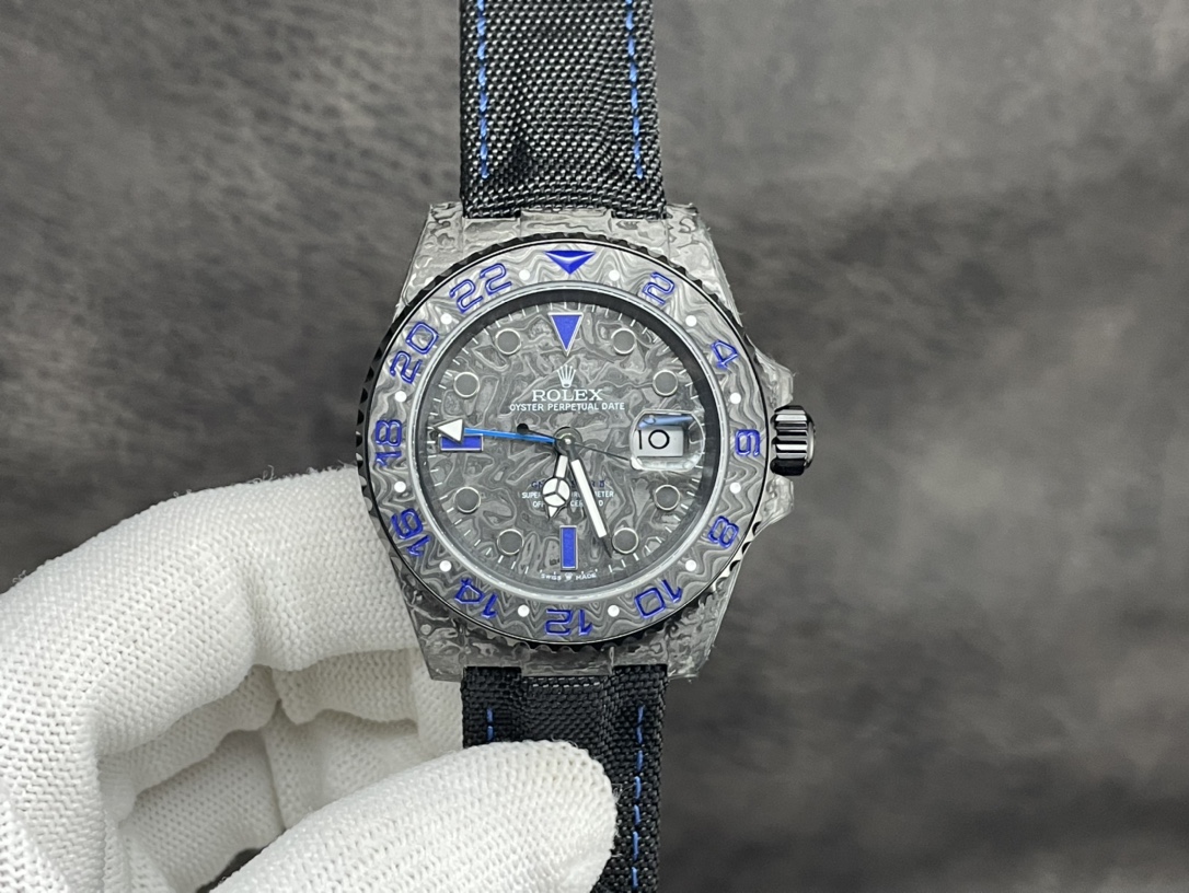 New product, ingenuity in one, the pursuit of dreams goes beyond the carbon fiber customized version. The watch is light to wear and has a hard appearance. Every wrist