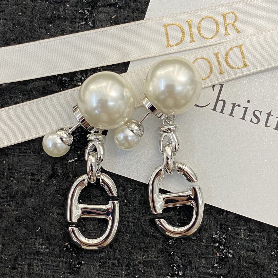 p60 Dior’s best-selling earrings have a new release zp????DIOR 23 Pig Nose Pearl Earrings�