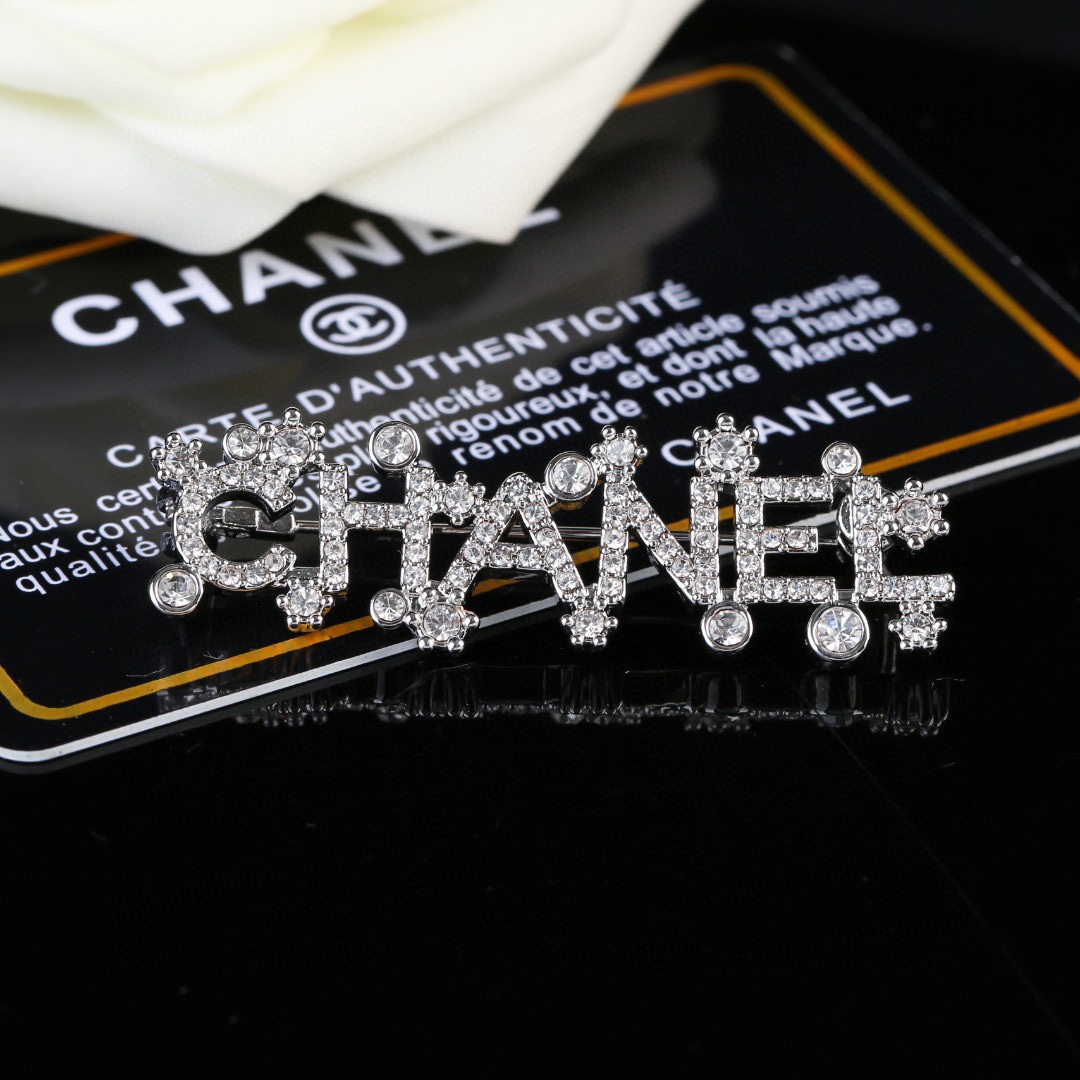p45 Chanel Autumn and Winter Series Diamond Double C Brooch with Unique Scheming