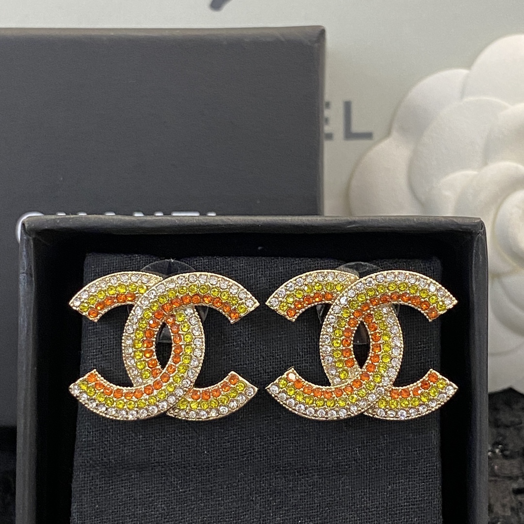 p65 Chanel's best-selling earrings are now available in the new ZP, and the counters are synchronized with CHAN 23 colored diamond double c