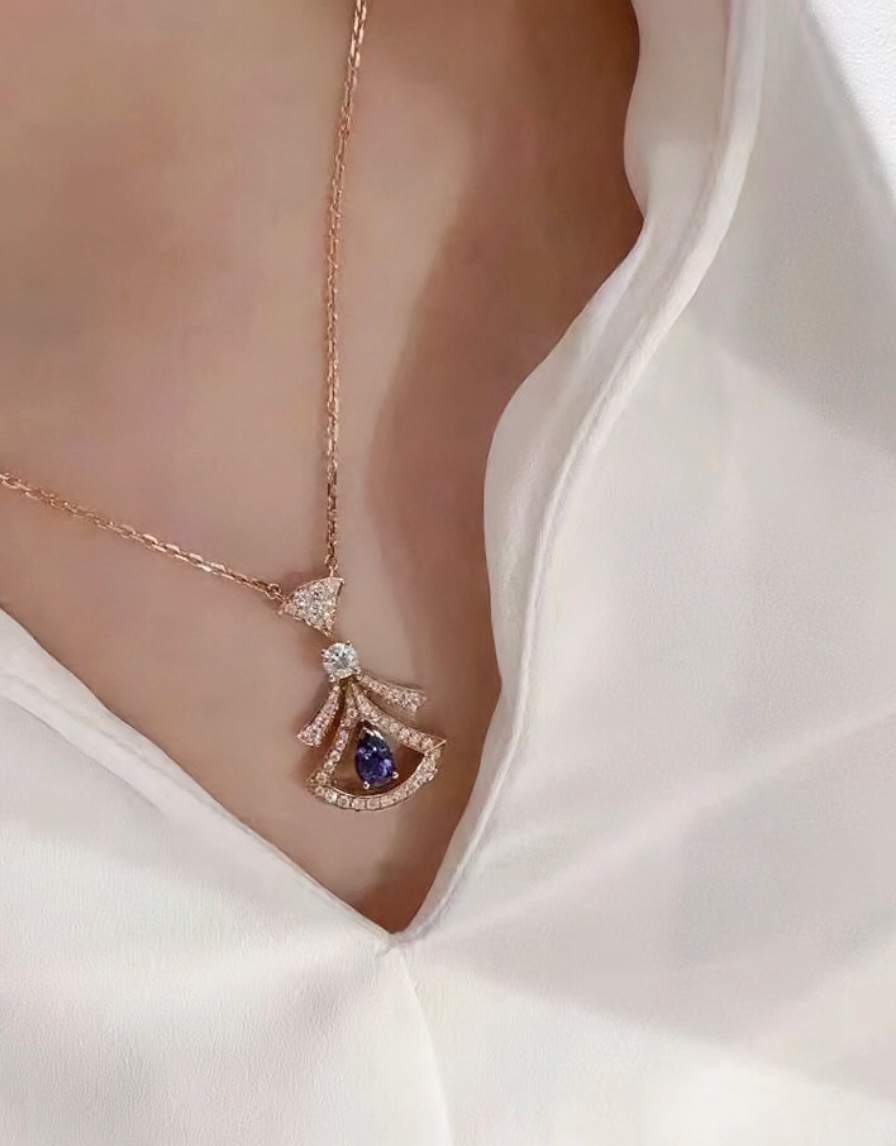 p95V gold-plated gold-plated Bulgari middle diamond blue fan-shaped skirt necklace, set with a central brilliant blue zircon