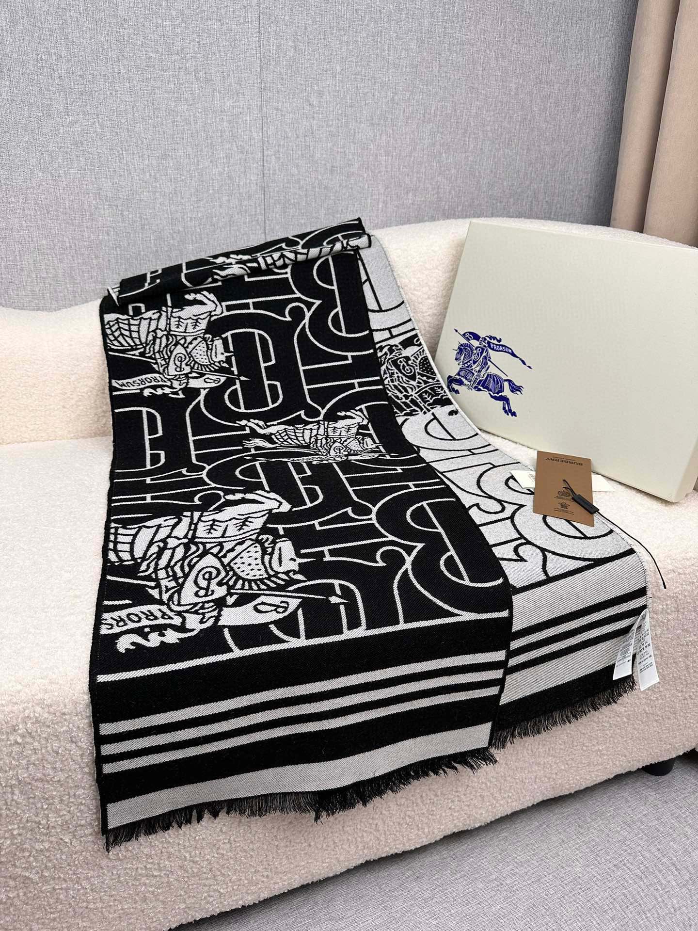 Scarf🧣High version thickened🧣 ¥. House B. Awesome export orders! Big letters Log of each brand