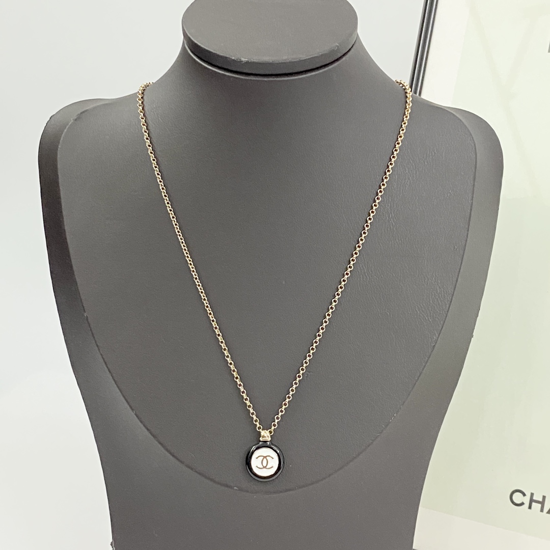 55 Chanel necklace is hot selling, new CHAN 24 black and white enamel double C button necklace🤑classic