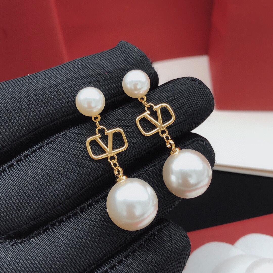 p50 number VED0074 [Valentino’s latest tassel earrings]