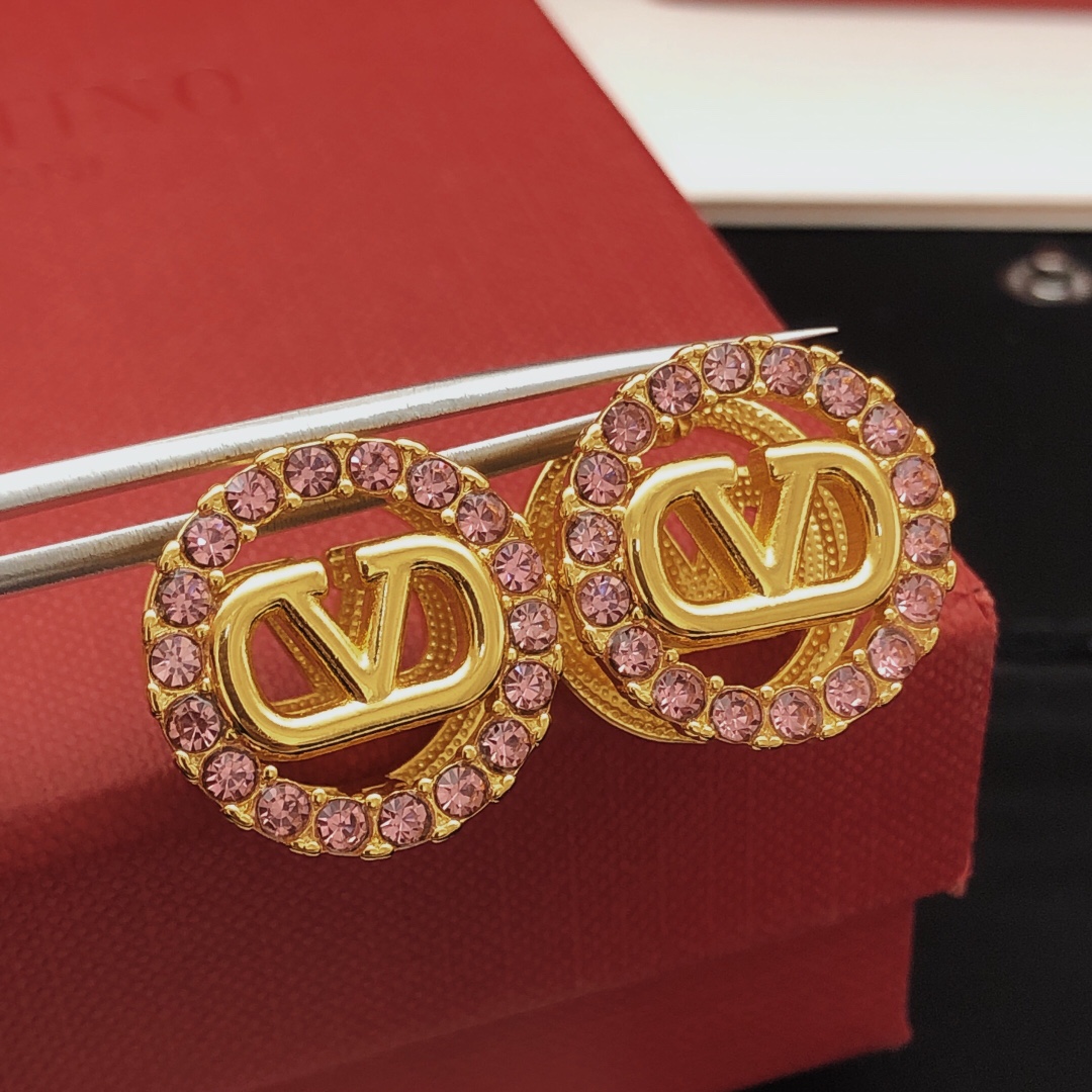 p60 number VED0 [ValenTio’s latest round colored diamond earrings]