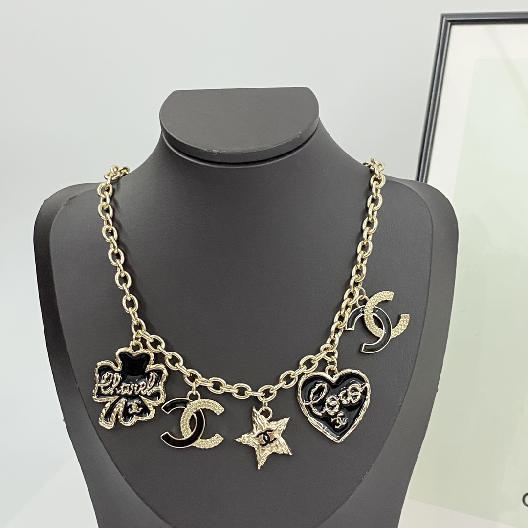 Chanel necklace’s best-selling model has a new release zCHAN 24 enamel four-leaf clover with lots of love