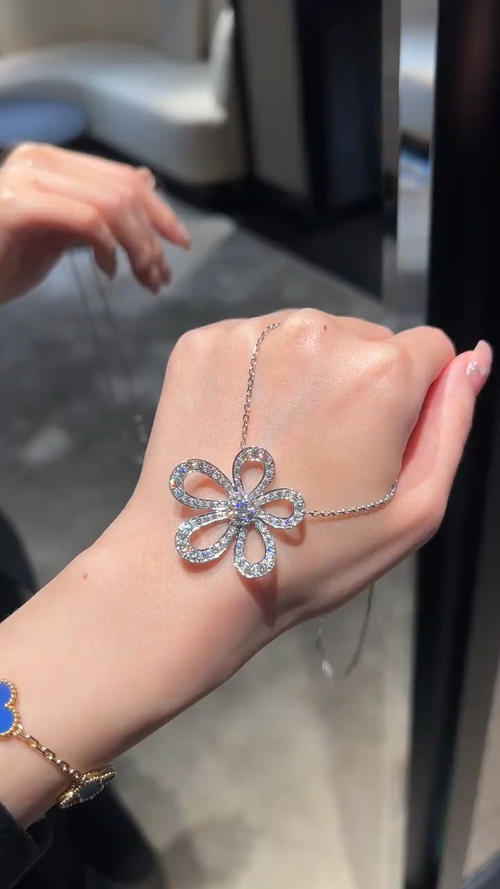p V gold material new Van Cleef & Arpels sunflower full diamond flower necklace breaks the classic full diamond model of four-leaf clover