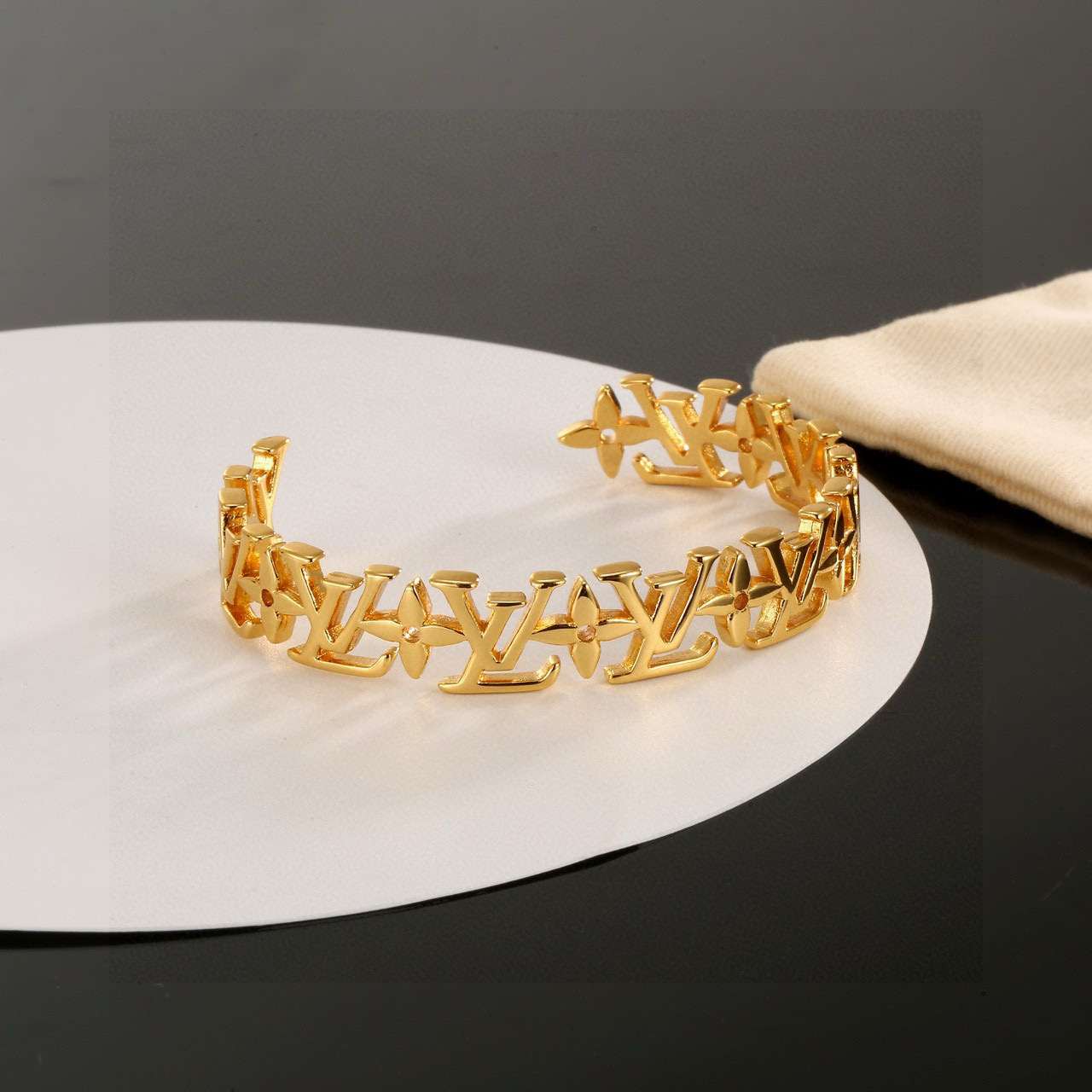 [Seiko Version] p60 Louis Vuitton Letter Open Bracelet Adhering to exquisite craftsmanship, it is forged with dazzling L