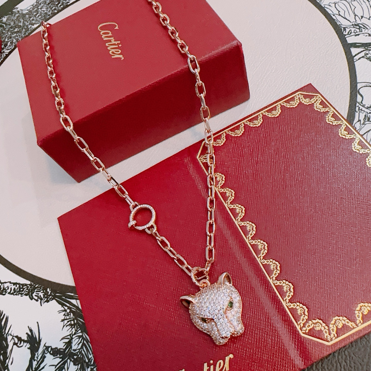 The new Cartier necklace V gold material series is in erfect condition, the details are unaralleled, and it is so unique