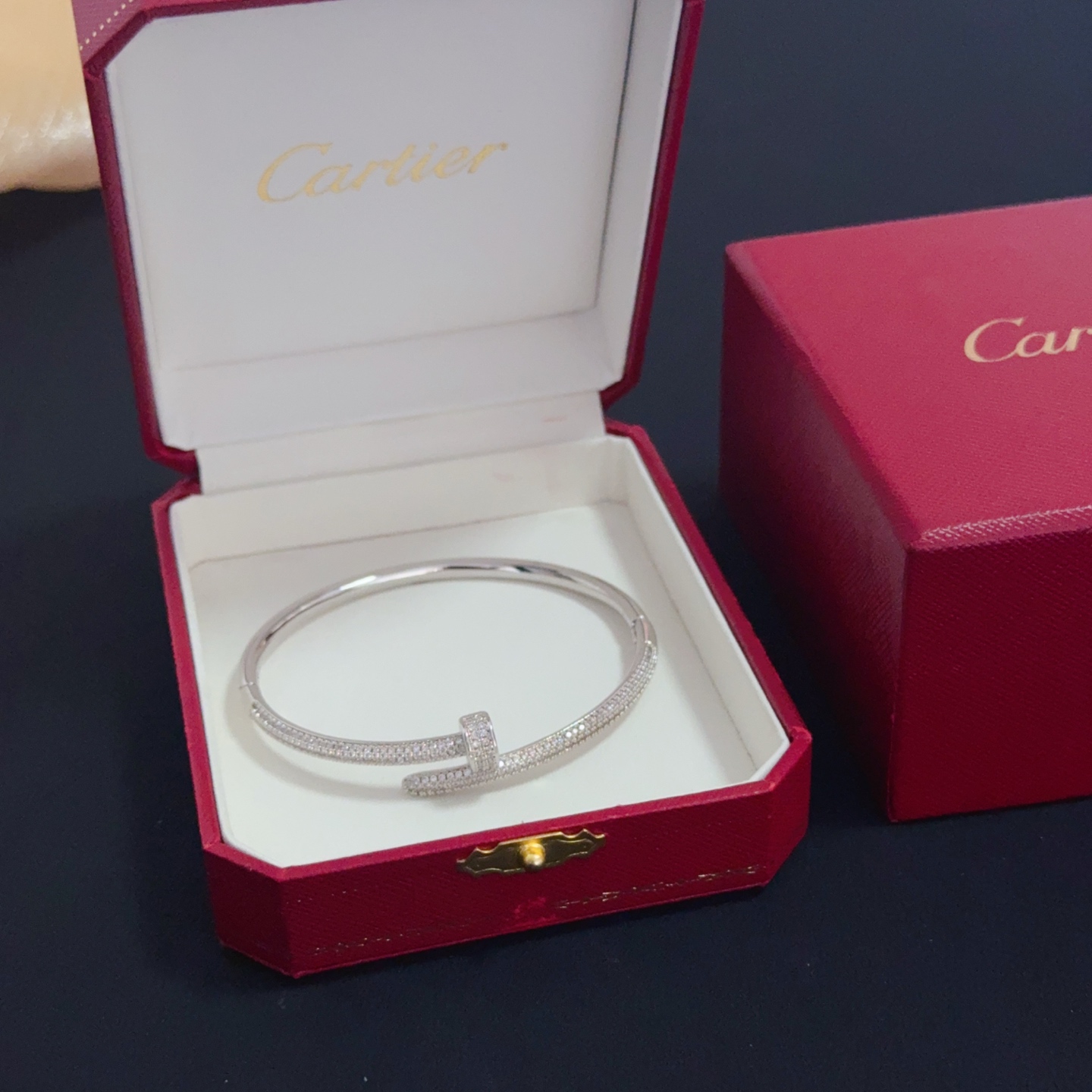 p Cartier diamond bracelet, high-end customized version, diamond-encrusted craftsmanship, V gold material, classic and