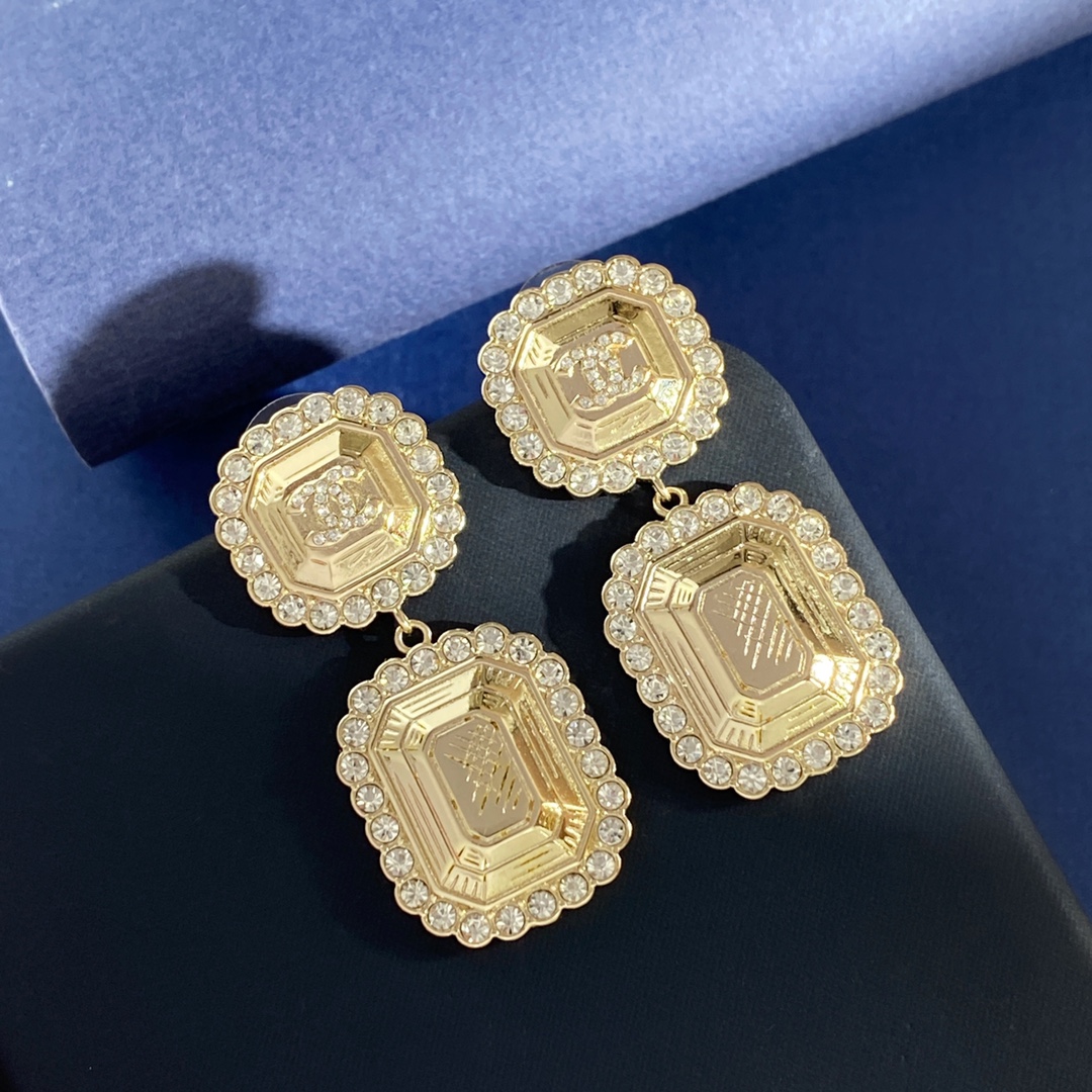 p60 Chanel Chanel small fragrance style high-end retro fashion geometric octagonal diamond small double C letter gold