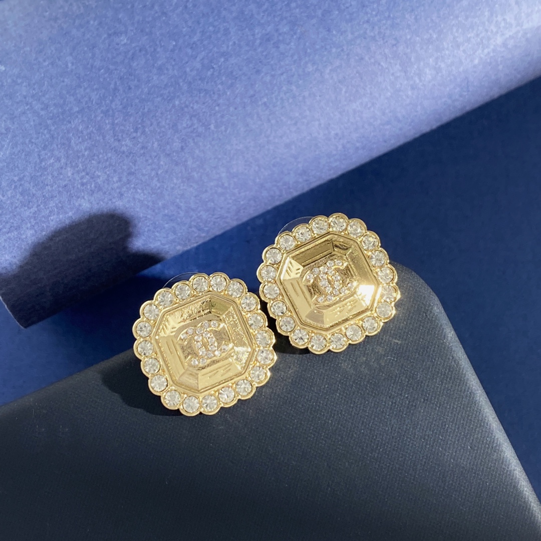 p55 Chanel Chanel small fragrance style high-end retro fashion geometric octagonal diamond small double C letter gold