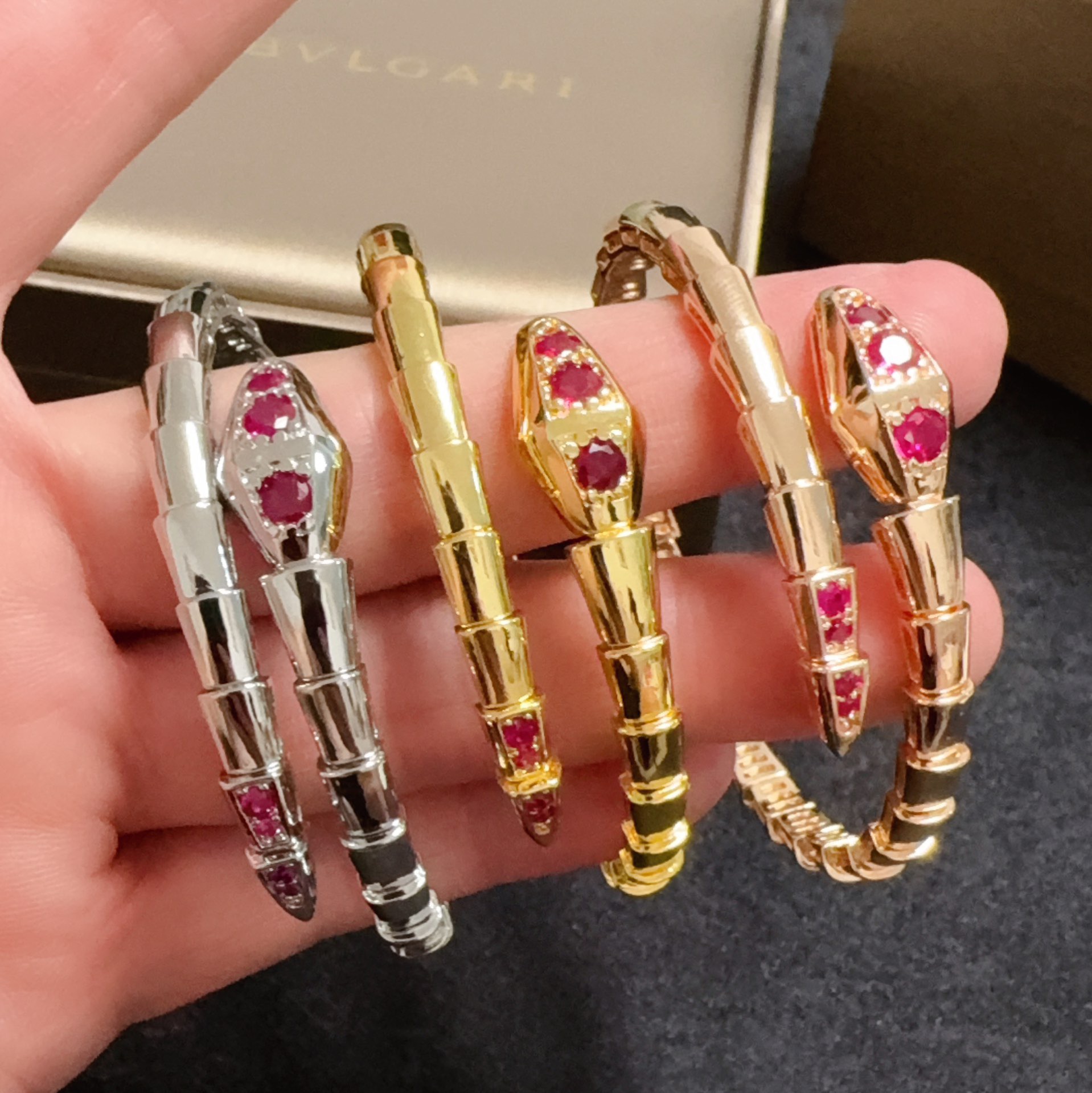 p70 Bvlgari's high-grade Seiko version of the latest ruby ​​bracelet. This one is made of steel, which is inserted one by one.