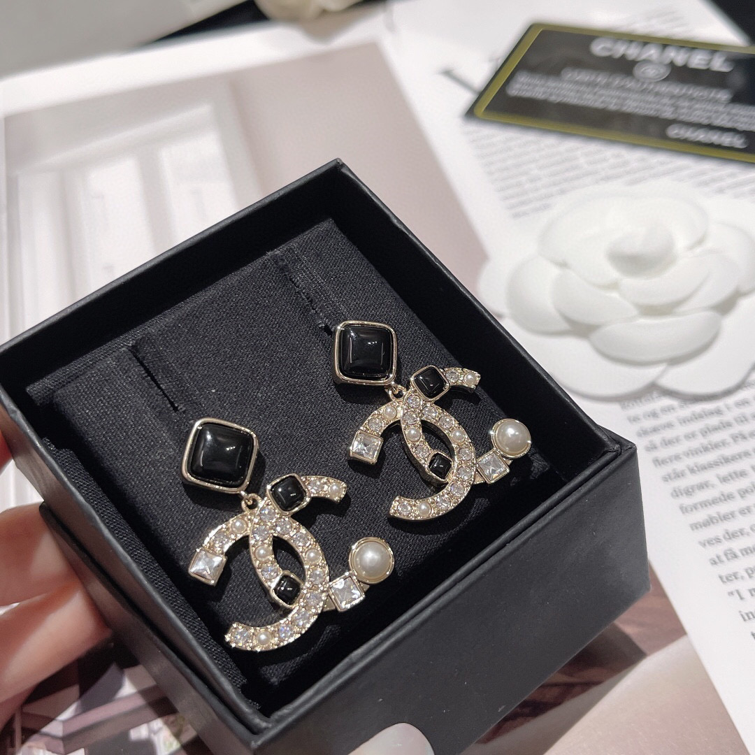 p48 editor XED0056 Chanel ????22B pearl black diamond gemstone double c earrings are exquisite and versatile