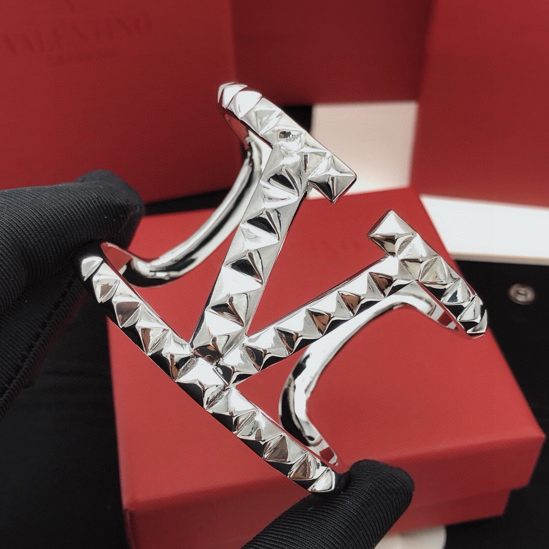 p90 number VSZ0011 [Valentino’s latest rivet-shaped bracelet]