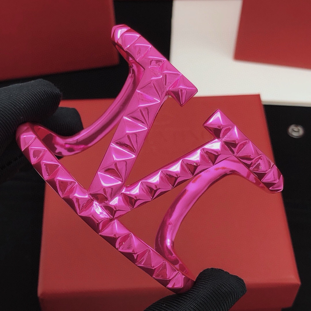 p90 number VSZ00 [Valentino’s latest rivet-shaped bracelet]