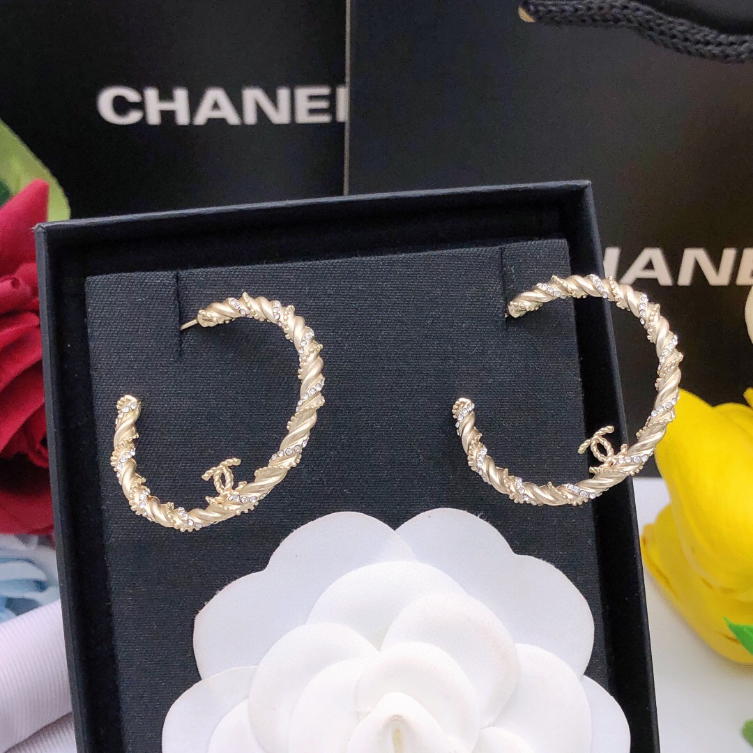 p59CHANEL hoop earrings classic double C creates perfect ratio