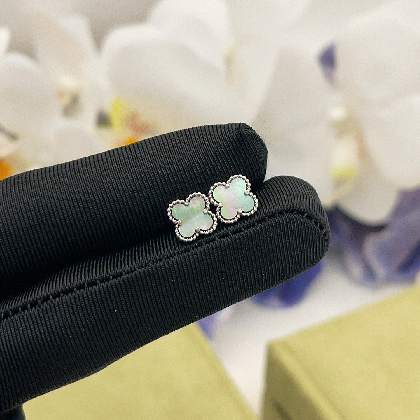 p45VE064【VanCleefArpel Gray Fritillary Four-leaf Clover Small Silver Stud Earrings】