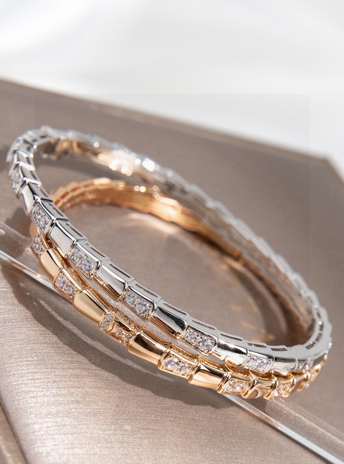90 Bvlgari bracelet Serenti Vier series diamond snake bone bracelet, V gold material