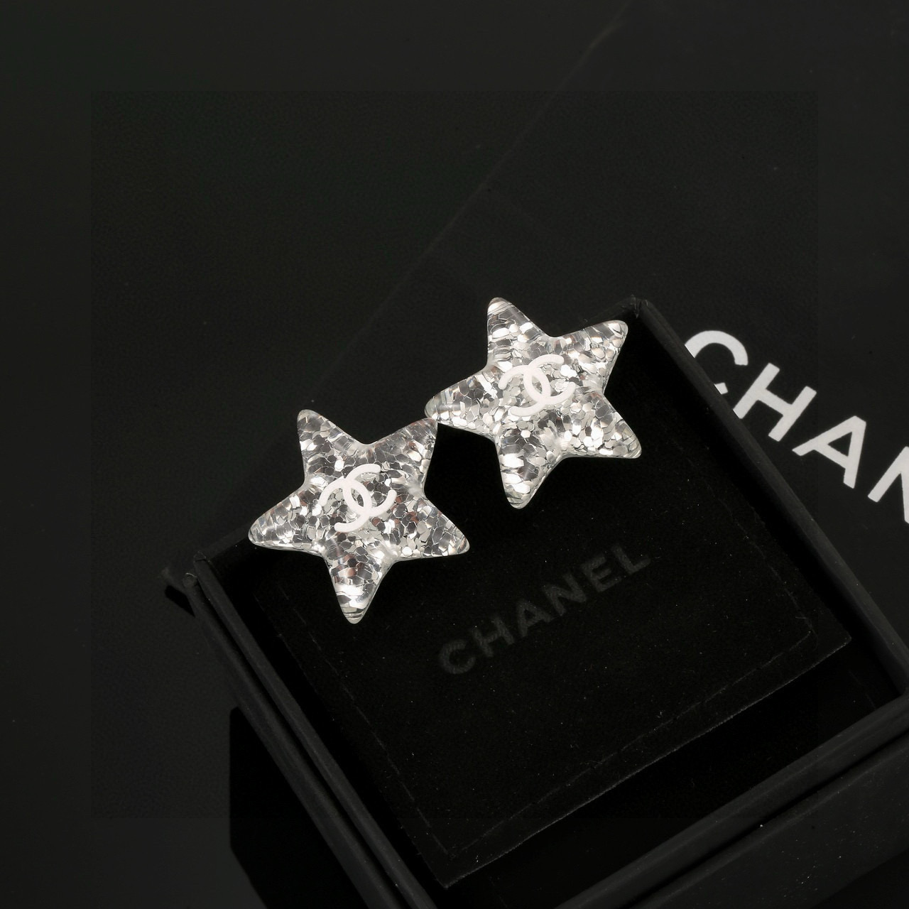 p55 Today’s new product Chanel acrylic star silver sequin double c earrings are noble and have their own light, like a