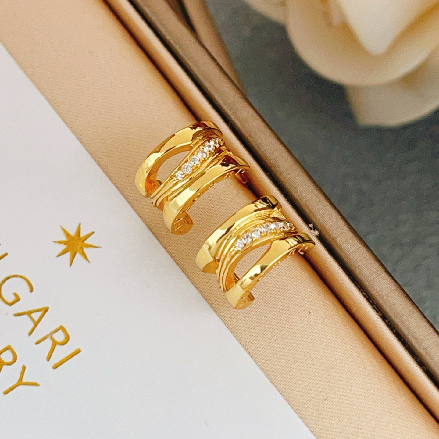 p57BE0 [BVLGARI’s latest gold half-shaped diamond stud earrings] consistent Zp brass material